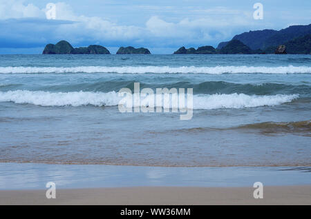 Onde sulla spiaggia in east java, INDONESIA Foto Stock