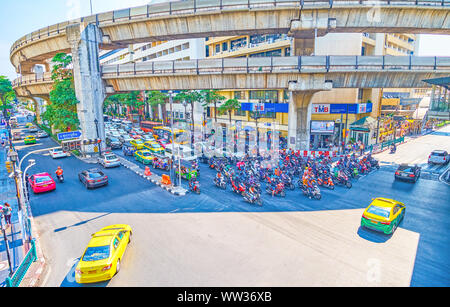 BANGKOK, Tailandia - 24 Aprile 2019: traffico nella giunzione Ratchaprasong, auto stand al semaforo sotto il ponte della stazione del BTS Skytrain () Foto Stock