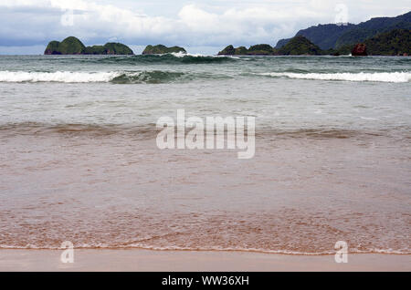 Onde sulla spiaggia in east java, INDONESIA Foto Stock