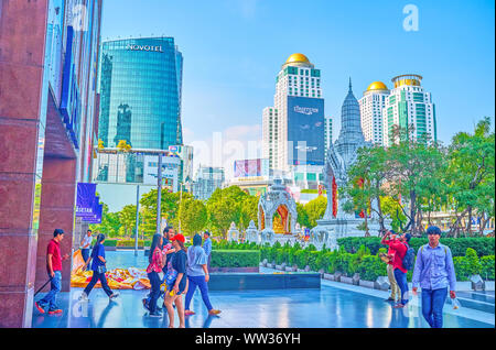 BANGKOK, Tailandia - 24 Aprile 2019: Ratchaprasong area dello shopping si trova nel cuore del quartiere degli affari e nei dintorni di bellissimi e moderni di alta ris Foto Stock