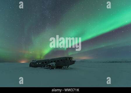L'aurora boreale sul relitto aereo in Islanda Foto Stock