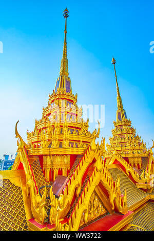 La bellissima guglie dorate di Loha Prasat tempio con belle decorazioni scolpite, montato sul tetto di scalata, Wat Ratchanatdaram complessa, Bangkok, Foto Stock