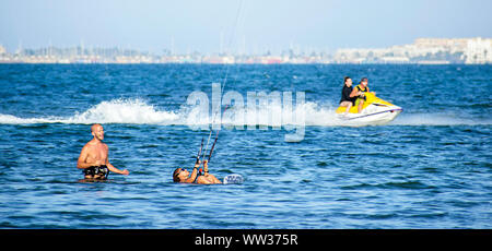 Murcia, Spagna, 23 agosto 2019: sportivi e praticare kitesurf presso le coste spagnole. Il kite surf per iniziazione in riva al mare Foto Stock