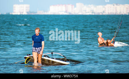 Murcia, Spagna, 23 agosto 2019: sportivi e praticare kitesurf presso le coste spagnole. Il kite surf per iniziazione in riva al mare Foto Stock