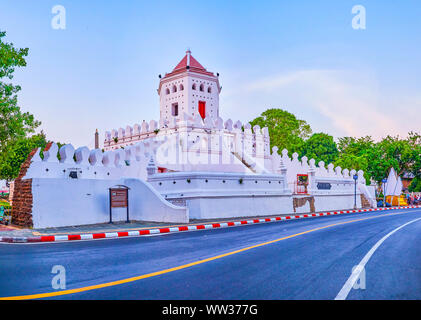 BANGKOK, Tailandia - 24 Aprile 2019: la passeggiata lungo le città antiche stradine osservando Phra Sumen Fort in bella luce della sera, il 24 aprile a Bangkok Foto Stock