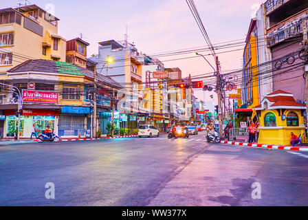 BANGKOK, Tailandia - 24 Aprile 2019: i vecchi edifici del centro storico di Phra Nakhon distretto di Bangkok in bella luce della sera, il 24 aprile a Bangkok Foto Stock