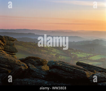 Vista su Manaton e Lustleigh dal hound Tor, Dartmoor presso sunrise Foto Stock