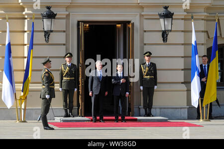 Kiev, Ucraina. Xii Sep, 2019. Il presidente ucraino Volodymyr Zelensky, centro a destra e il Presidente della Repubblica di Finlandia Sauli Niinisto, centro sinistra, durante la cerimonia di benvenuto a Kiev. Credito: SOPA Immagini limitata/Alamy Live News Foto Stock