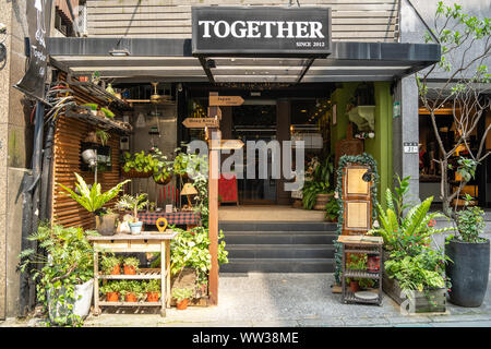 Taipei, Taiwan: di fronte ad una splendida, piccolo ristorante giapponese con un legno segno dirction e piante verdi nella parte anteriore. Foto Stock