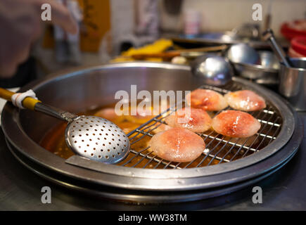 Taipei, Taiwan: tradizionali taiwanesi Involtini Ba-Wan chiamato o Rou-Yuan sono a riposo dopo la frittura. Il suo un popolare snack in Jiufen Foto Stock