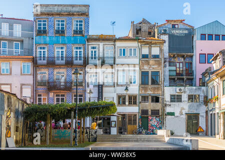 Gli edifici colorati in un quartiere residenziale a Porto, Portogallo Foto Stock