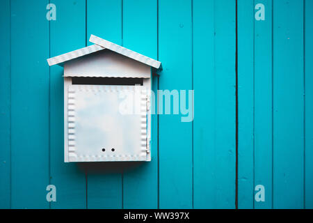 Postbox sul verde porta di legno Foto Stock