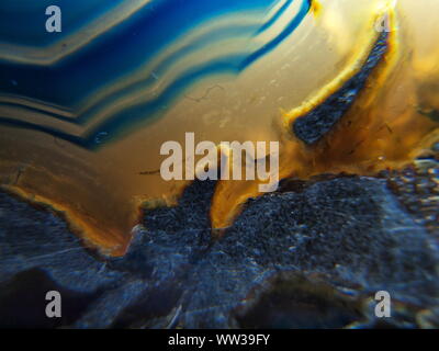 Agata Azzurra Geode cristallo con inclusione di alghe. geological geode di bande Foto Stock