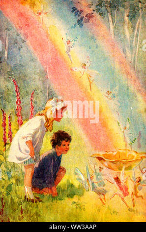 1920's inglese Illustrazione a colori che mostra una ragazza e un ragazzo in un giardino guardando a una pentola d'oro alla fine di un arcobaleno, con le fate volare tutti intorno a loro. (Non un leprechaun in vista!) Foto Stock