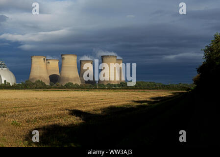 Le torri di raffreddamento di Drax Power Station, North Yorkshire, Inghilterra, Regno Unito Foto Stock