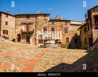 Una tipica piccola piazza di Castiglione d'Orcia, un antico Borgo in Toscana, Italia Foto Stock