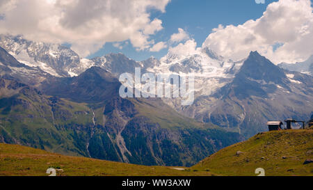 Spettacolare vista sulle alte vette innevate delle Alpi Pennine (Besso, Zinalrothorn) sotto il cielo nuvoloso visto da di Sorebois in estate. Zinal, Val d' Annivi Foto Stock