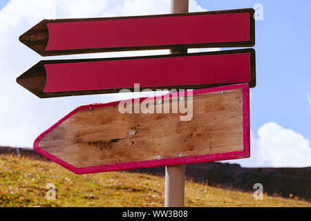 Tre vuoto in legno segni di direzione rivolta verso sinistra Foto Stock