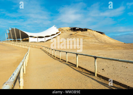 Percorso per la Huaca Cao Viejo piramide della civiltà Moche in costiera del Perù, nel deserto del Brujo, Trujillo, Perú. Foto Stock