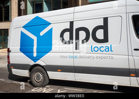 Vista laterale di un locale DPD parcel delivery van a Edimburgo, Scozia. Foto Stock