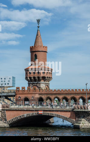 Berlin di double-decker Oberbaum Bridge (ponte Oberbaumbrücke), costruito nel 1895, collega i due quartieri di Berlino di Kreuzberg e Friedrichshain. Foto Stock