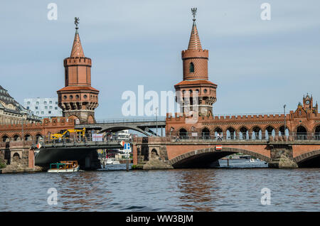 Berlin di double-decker Oberbaum Bridge (ponte Oberbaumbrücke), costruito nel 1895, collega i due quartieri di Berlino di Kreuzberg e Friedrichshain. Foto Stock