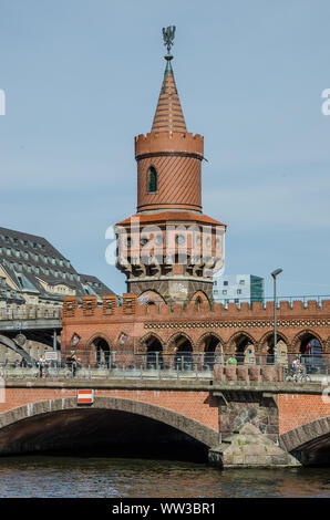 Berlin di double-decker Oberbaum Bridge (ponte Oberbaumbrücke), costruito nel 1895, collega i due quartieri di Berlino di Kreuzberg e Friedrichshain. Foto Stock