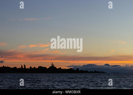 Serata con tramonto sul lago Taupo, Nuova Zelanda Foto Stock