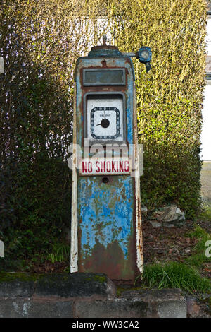 La vecchia pompa benzina è stata dilatata dal lato di una strada senza cartello di fumo Foto Stock
