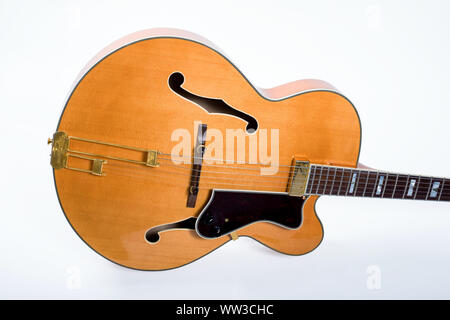 Archtop chitarra jazz su sfondo bianco Foto Stock