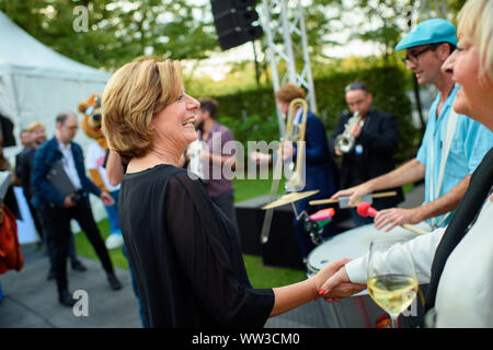 Berlino, Germania. Xii Sep, 2019. Malu Malu Dreyer (SPD), il Ministro Presidente della Renania Palatinato, accoglie gli ospiti alla festa estiva della Renania Palatinato rappresentazione di stato sotto il motto "Heimat19'. Credito: Gregor Fischer/dpa/Alamy Live News Foto Stock