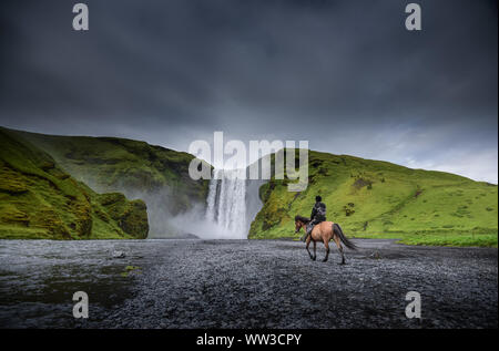 Skogafoss cascata in Islanda in estate. Foto Stock