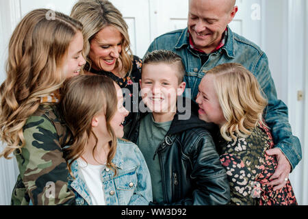 La famiglia felice costeggiata preteen boy Foto Stock