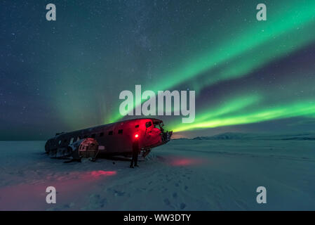 Luci del nord al disopra del piano relitto in Islanda Foto Stock