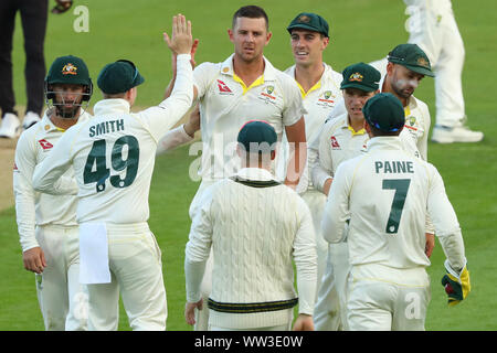 Londra, Inghilterra. 12 SETTEMBRE 2019: Josh Hazlewood di Australia celebra tenendo il paletto di Jofra Archer di Inghilterra durante il primo giorno del quinto Specsavers Ceneri Test Match, alla Kia Oval Cricket Ground, London, England. Foto Stock