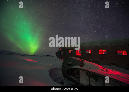 Luci del nord al disopra del piano relitto in Islanda Foto Stock