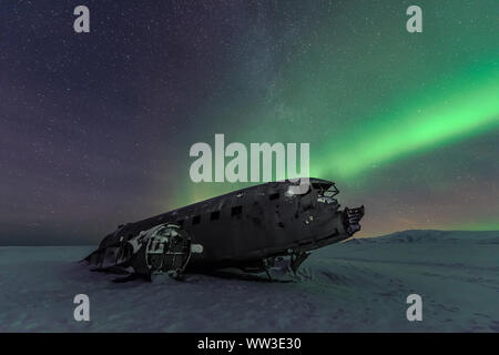 Luci del nord al disopra del piano relitto in Islanda Foto Stock