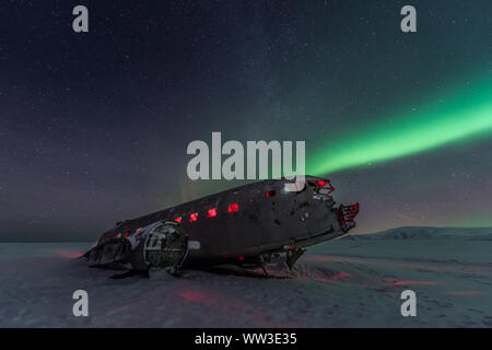 Luci del nord al disopra del piano relitto in Islanda Foto Stock