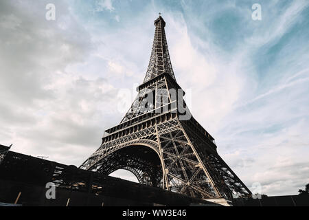 Torre Eiffel nel cielo blu in luce del sole di sera Foto Stock