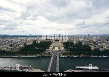 Vista aerea a Parigi dalla Torre Eiffel in un giorno nuvoloso Foto Stock