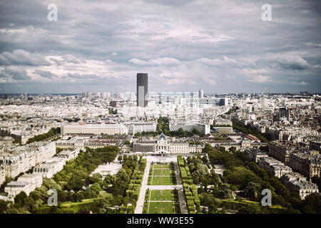 Vista aerea di Parigi dalla Torre Eiffel in un giorno nuvoloso Foto Stock