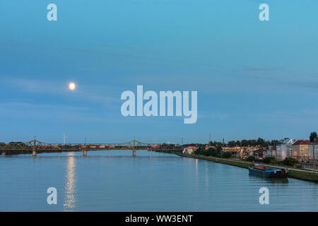 Wien, Vienna: fiume Donau (Danubio), luna piena, Ostbahn ponte ferroviario, treno merci, Austria, Wien, 02. Leopoldstadt Foto Stock