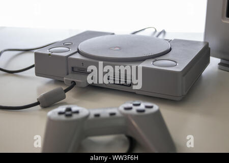 Una Sony Playstation 1 e il controller di una console di gioco rilasciato nel 1994 da Sony Foto Stock