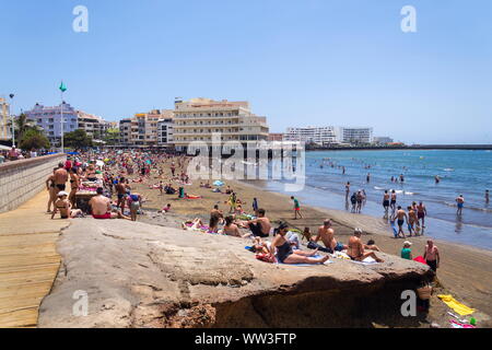 EL Medano, Spagna - 7 Luglio 2019: persone nuotare e prendere il sole su Playa El Medano Beach il 7 luglio 2019 a El Medano, Spagna. Foto Stock