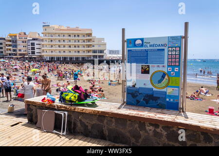 EL Medano, Spagna - 7 Luglio 2019: persone nuotare e prendere il sole su Playa El Medano Beach il 7 luglio 2019 a El Medano, Spagna. Foto Stock