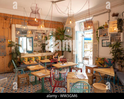 Interno della piccola caffetteria indipendente nel quartiere Malasana, Madrid, Spagna Foto Stock