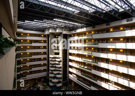 Fotografia di interni di un hotel. Embassy Suites by Hilton, Des Moines, Iowa, USA. Nessuna proprietà release. Foto Stock