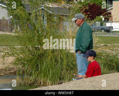 Il nonno di pesca con nipoti. Foto Stock