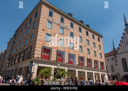 Il Ludwig Beck department store di Monaco di Baviera, Germania. Foto Stock