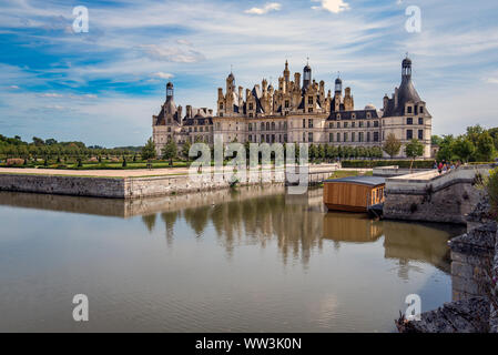 Fossato con acqua intorno al Castello di Chambord, Francia Foto Stock